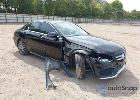 2018 Mercedes-Benz C 300 z USA, uszkodzony, nr VIN 55SWF4JBXJU279099